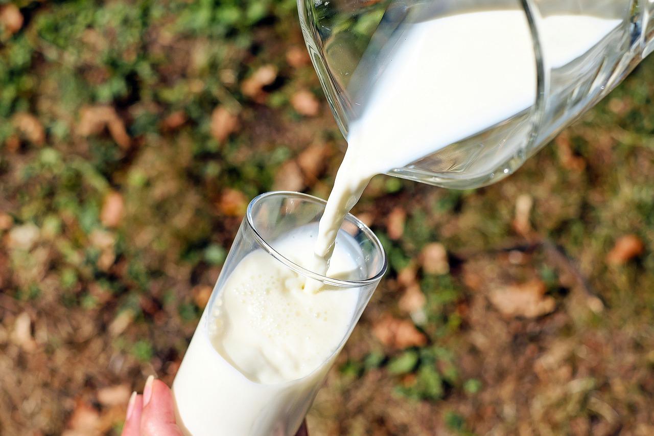 glass milk pour pouring 1587258